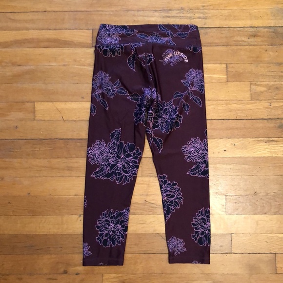The UpSide Floral Crop/Capri Leggings in Maroon, size 6 - Picture 11 of 11
